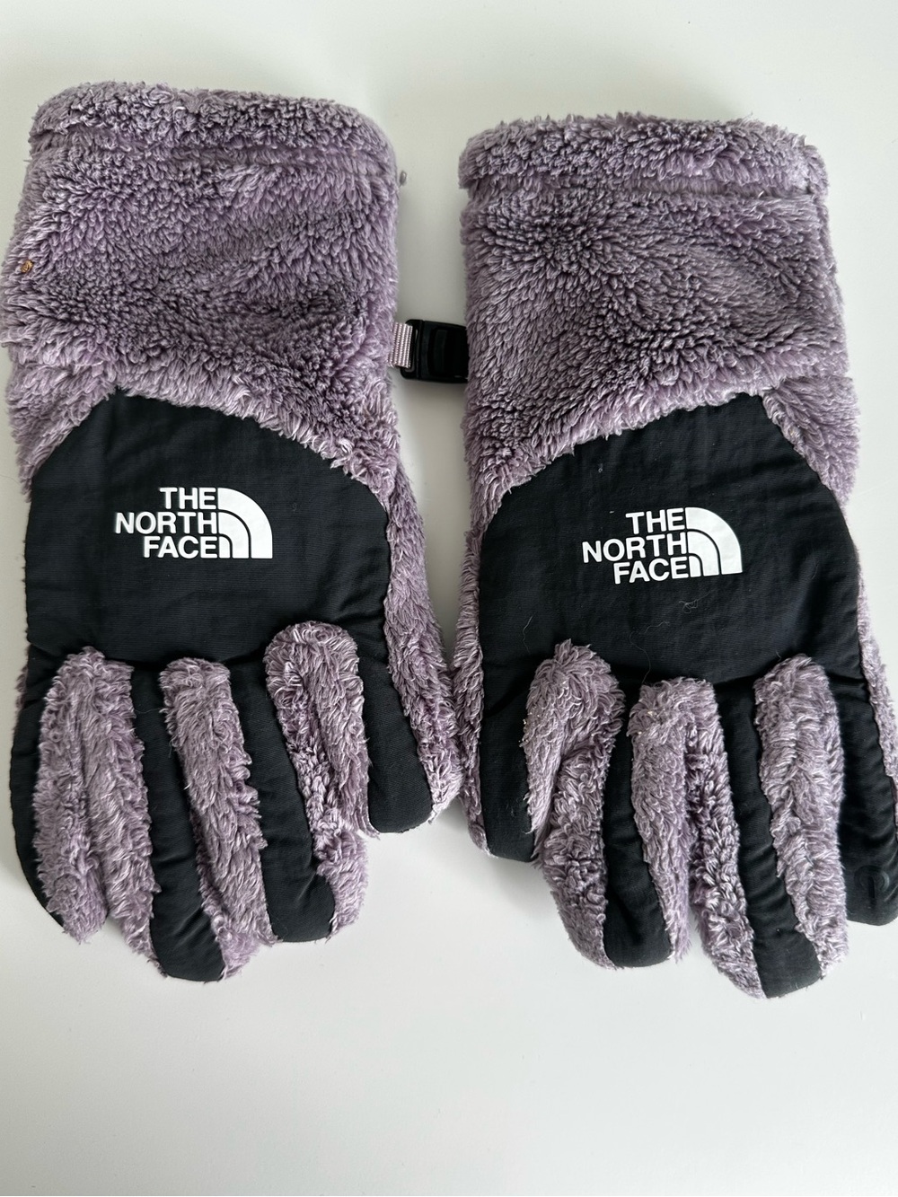 The North Face Kids Plush Fleece Gloves in Lavender and Black